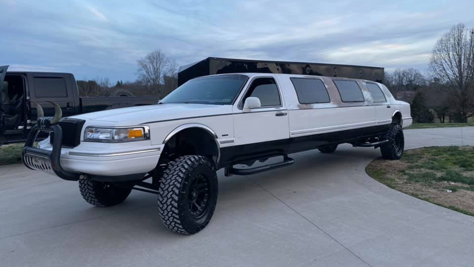 How Are Lincoln Towncar Frames Stretched for Limousines?