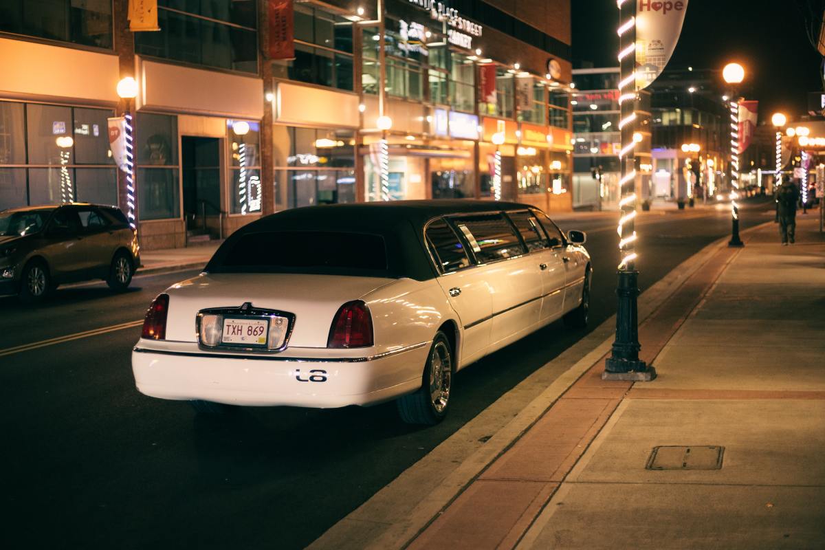 How Much Should You Tip a Limo Driver? - ToughNickel